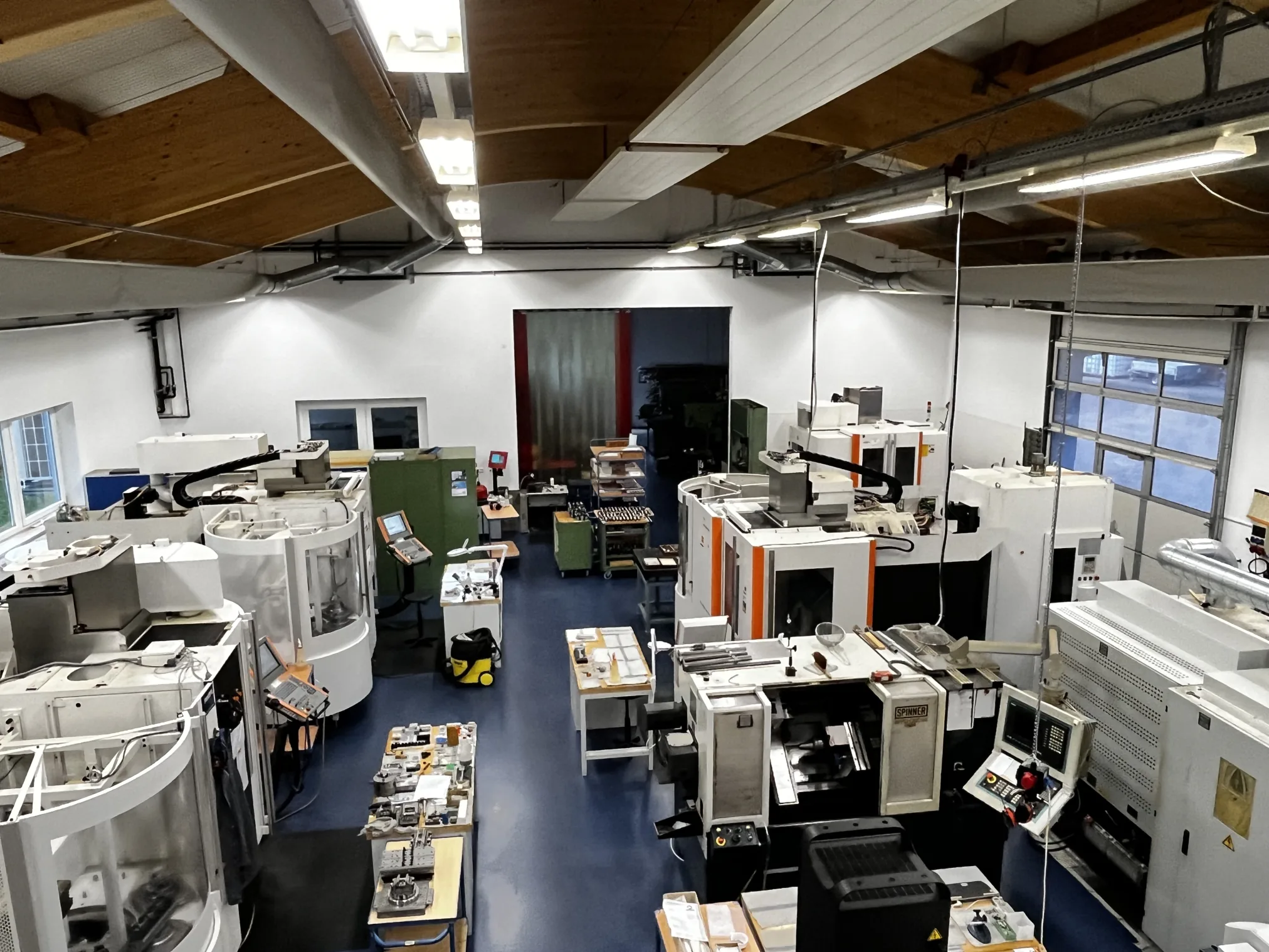 Blick in die Werkhalle der LEX Feinmechanik