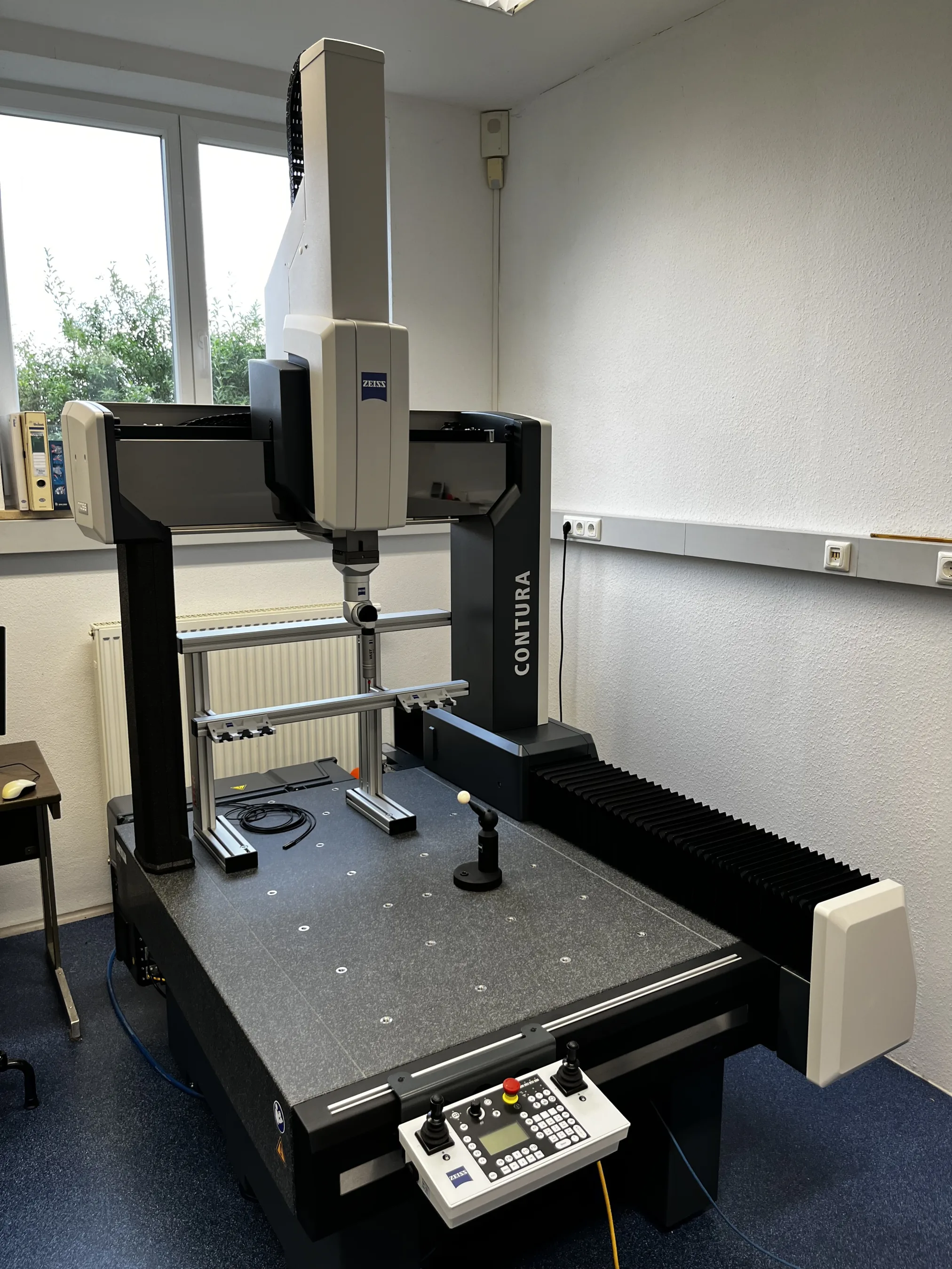 Zeiss-CONTURA-Koordinatenmessmaschine im Messraum
