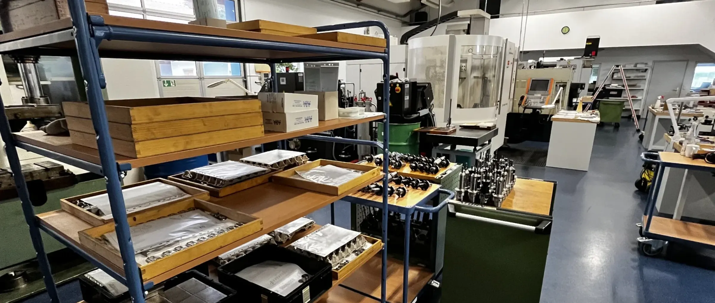 Transportwagen mit Teiletabletts gefertigter Bauteile bei LEX Feinmechanik
