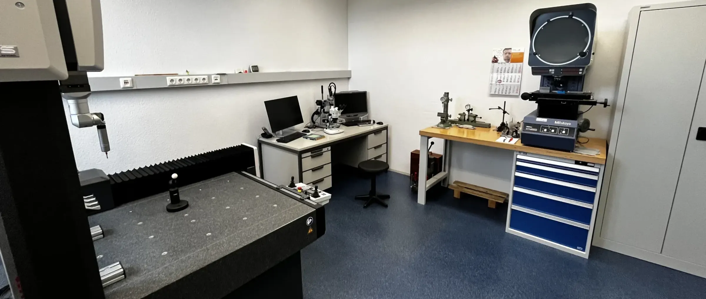 Messraum mit Koordinatenmessmaschine und Profilprojektor bei LEX Feinmechanik