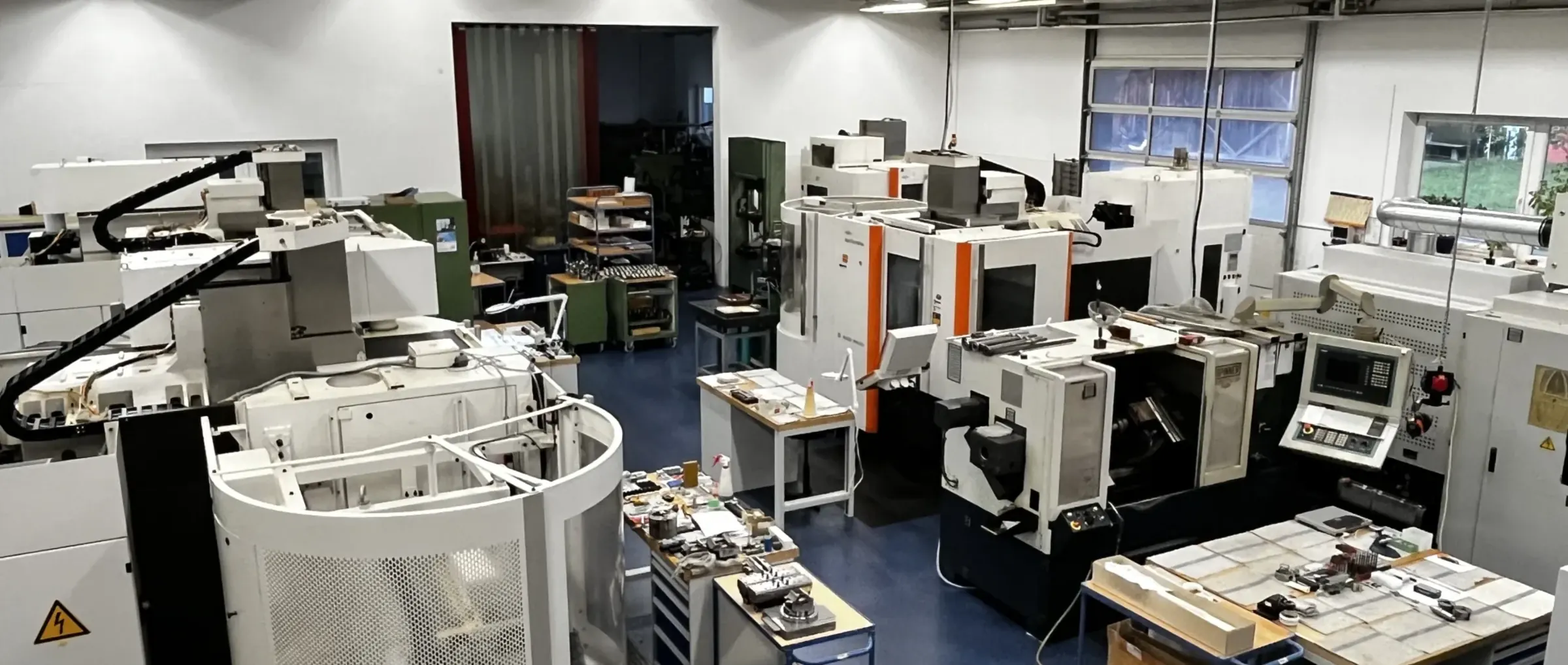 Blick in die Werkhalle von LEX Feinmechanik in Grabenstätt mit CNC-Maschinenpark