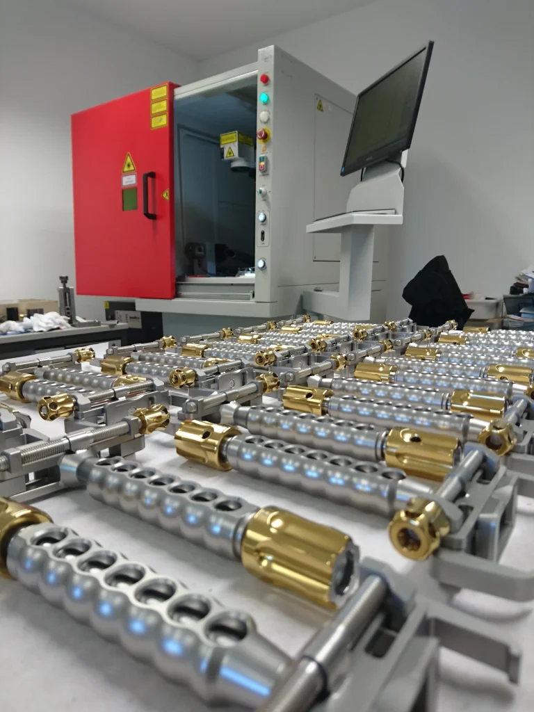 Instrumente vor Laserbeschriftungsanlage